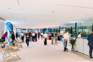 Tagungsteilnehmer:innen im Gastronomiebereich im hellen Parkstudio im Festspielhaus Bregenz