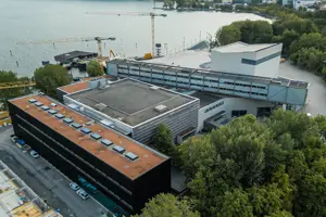 © bobdo Festspielhaus Bregenz Luftaufnahme im Fokus das neue Mehrzweckgebäude © bobdo