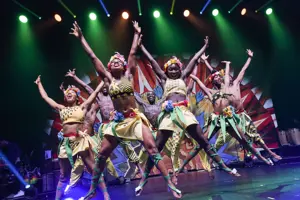© Afrika! Afrika! Afrika! Afrika! Tänzerinnen in bunten Kostümen und Showlicht, Festspielhaus Bregenz © Afrika! Afrika!