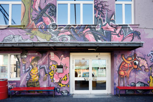 Fassade des Jugend- und Kulturzentrums Between in Bregenz