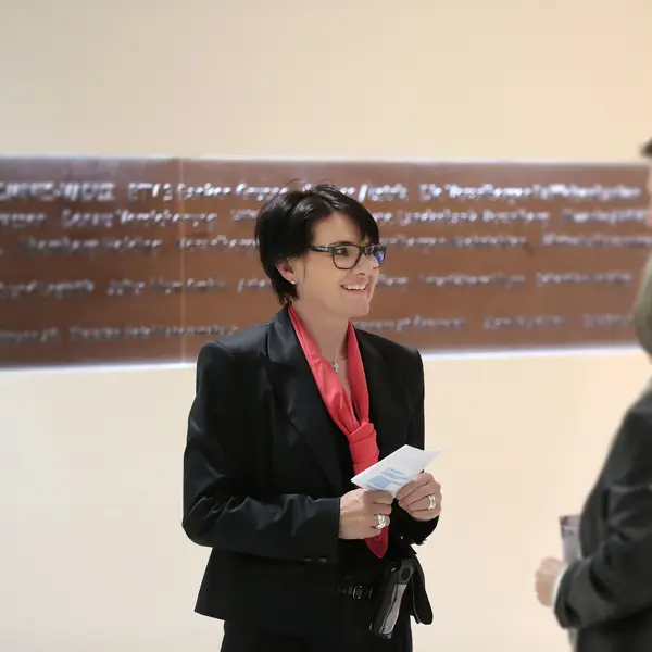 © Anja Koehler Service: Beratung durch eine Mitarbeiterin im Festspielhaus Bregenz © Anja Koehler