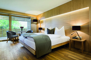 Schönes Zimmer mit Doppelbett im Hotel Schwärzler in Bregenz