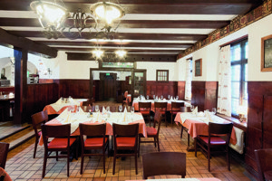 Gedeckte Tische im Traditions-Gasthauses Goldener Hirschen in Bregenz