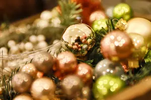 © Anja Koehler Viele glänzende Christbaumkugeln in einer Schale im Festspielhaus Bregenz © Anja Koehler