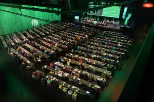 DAV Hauptversammlung in der vollbesetzen Parlamentbetischung auf der Werkstattbühne im Festspielhaus Bregenz © Anja Koehler