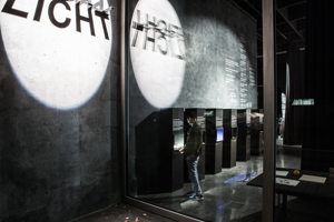 Lichtinstallation eines Festspielhaus Bregenz Mitarbeiters im Werkraumhaus 