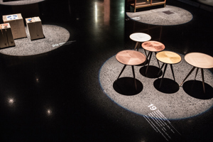 Licht-Schatten von kleinen Tischen, ausgeleuchtet von einem Mitarbeiter des Festspielhaus Bregenz im Werkraumhaus