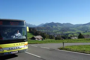 Ein Landbus der REGIO Bregenzerwald auf der Landstraße © REGIO Bregenzerwald