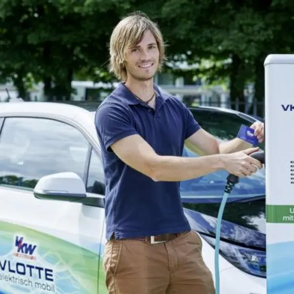 © VKW, Marcel Hagen Ein junger Mann betankt sein Elektro-Auto an einer VKW-VLOTTE Tankstelle vor dem Festspielhaus Bregenz © VKW, Marcel Hagen