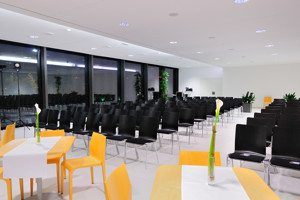 Leere schwarze Stuhlreihen, im Vordergrund Kaffeehaus-Betischung im Saal Bodensee im Festspielhaus Bregenz