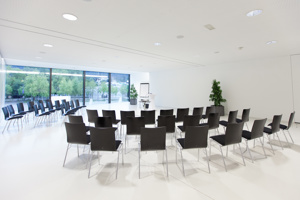 Halbrunde dreireihige leere Reihenbestuhlung und einem Flipchart im Saal Bodensee im Festspielhaus Bregenz