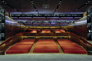 Großer Saal, Blickrichtung Auditorium mit roten Stühlen, Festspielhaus Bregenz