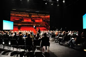 © Heli Luger Vollbesetzte runde Reihenbestuhlung auf der Hauptbühne im Großen Saal des Festspielhauses Bregenz © Heli Luger