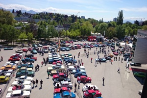 Viele Oldtimer und Menschen auf dem Platz der Wiener Symphoniker vor dem Festspielhaus Bregenz