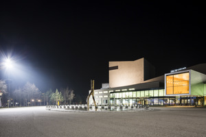 Außenansicht des hell beleuchteten Festspielhauses Bregenz bei Nacht