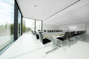 Leere Besprechungsbestuhlung in U-Form mit Beamer im Saal Panorama im Festspielhaus Bregenz