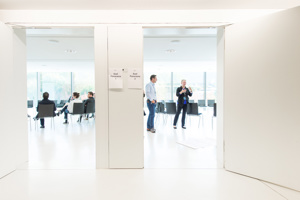 Geöffnete weiße Türen zum weißen Saal Panorama mit schwarzen Stuhlkreisen im Festspielhaus Bregenz