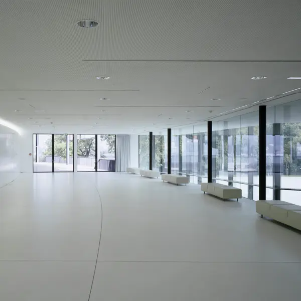 © Bruno Klomfar Parkstudio mit weißen Leder-Sitzgelegenheiten entlang der langen Glasfront im Festspielhaus Bregenz © Bruno Klomfar