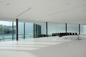 Zweireihige aufgestellte schwarze Stühle im Halbkreis im weißen Parkstudio im Festspielhaus Bregenz