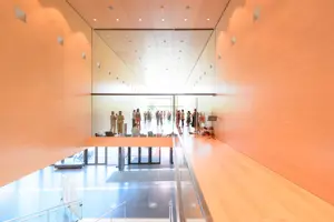 Tanz-Workshopteilnehmer:innen stehen im Saal Propter Homines im Festspielhaus Bregenz © Matthias Rhomberg