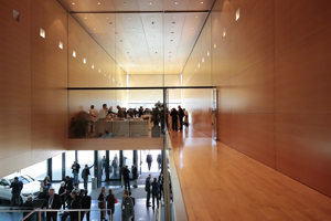 Teilnehmer:innen bei einem Empfang im Saal Propter Homines im Festspielhaus Bregenz