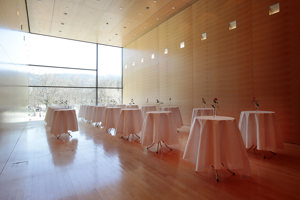 Stehtische mit weißen Tischtüchern und Blumenvasen im Saal Propter Homines im Festspielhaus Bregenz