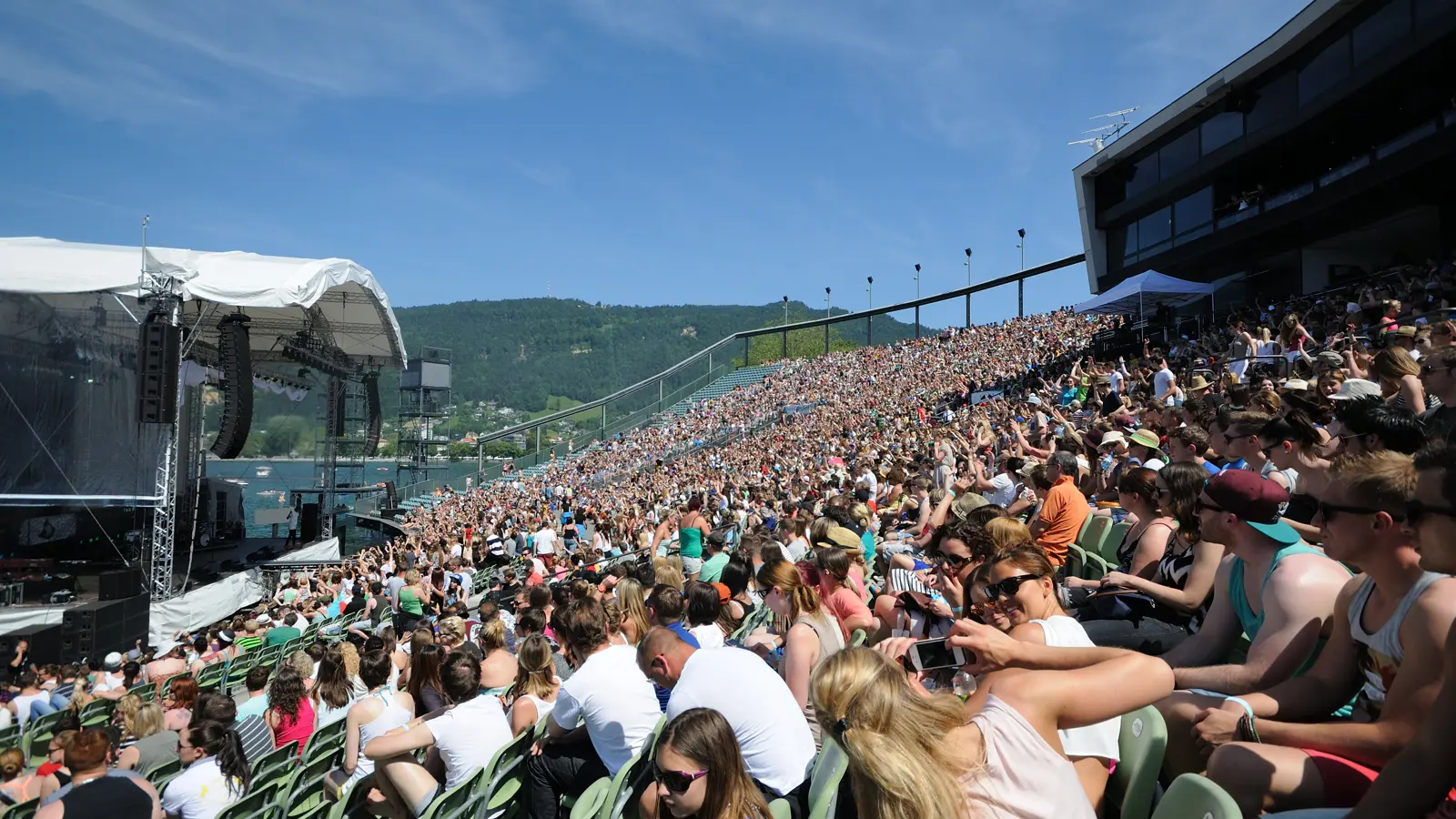 © Heli Luger Vollbesetzte Seetribüne bei einem Pop-Konzert vor der Seebühne mit Blickrichtung Pfänder © Heli Luger