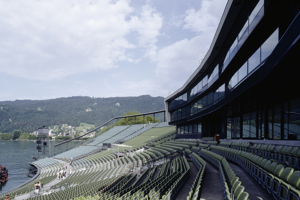 Leere grüne Stuhlreihen der Seetribüne mit Blick auf den Pfänder