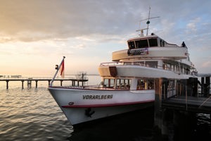 Das Bodenseeschiff Vorarlberg an der Anlegestelle des Festspielhauses Bregenz bei Sonnenuntergang