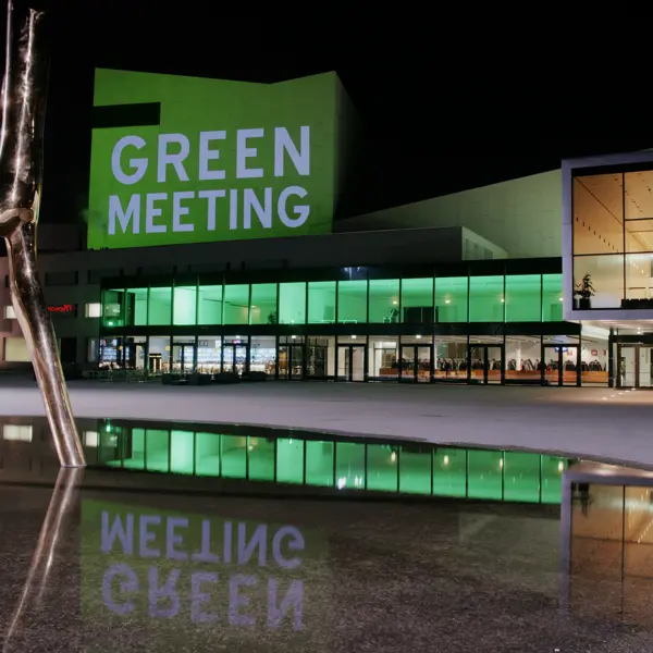 © Karl Forster Der Bühnenturm des Festspielhauses grün beleuchtet mit dem Schriftzug Green Meeting © Karl Forster