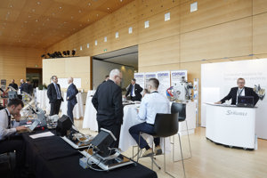 Männer in Anzügen im Gespräch im Seefoyer des Festspielhauses Bregenz