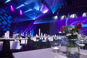 Festlich eingerichtete, dekorierte und lila blau eingeleuchtete Werkstattbühne im Festspielhaus Bregenz