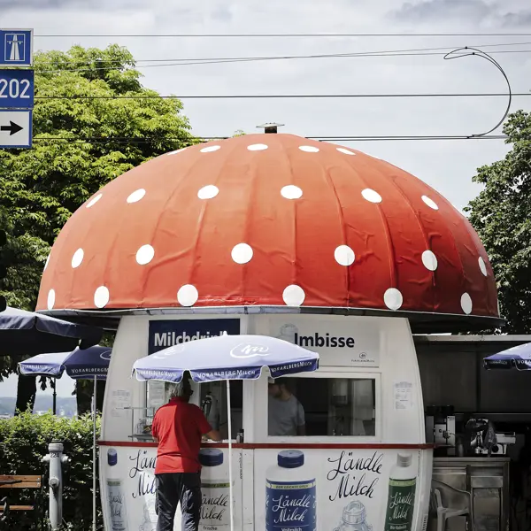 © Gerhard Klocker Der Milchpilz, ein Kiosk in Form eines Fliegenpilzes in Bregenz © Gerhard Klocker