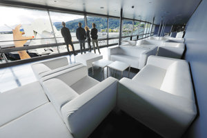 Weiße Loungemöbel im der Blauen Lounge im Festspielhaus Bregenz mit Blick auf die Seebühne