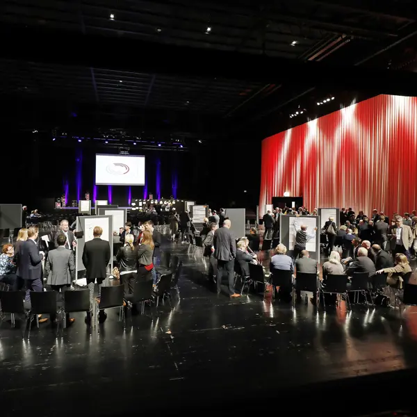 Kongressteilnehmer:innen in Stuhlkreisen auf der Werkstattbühne im Festspielhaus Bregenz © Anja Koehler
