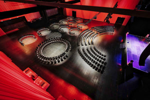 Mehrere Halbkreis-Bestuhlungen auf der Werkstattbühne im Festspielhaus Bregenz