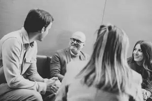 fröhliche Mitarbeiter:innen des Festspielhauses im Gespräch © Büro Magma, Magdalena Türtscher