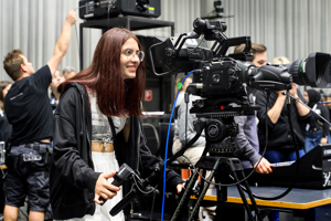 Mädchen an einer Kamera beim Girlsday im Festspielhaus Bregenz