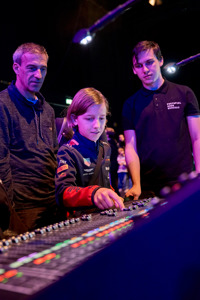 Besucher:innen bedienen ein Mischpult beim Tag der offenen Tür im Festspielhaus Bregenz