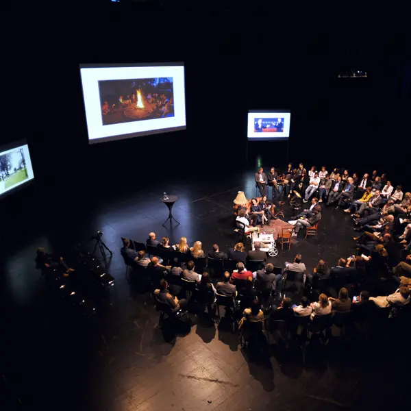 Fishbowl Setting auf der Hauptbühne im Festspielhaus © Lucas Breuer