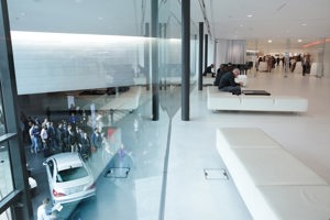 Sympsium-Teilnehmer:innen am Info-Counter im Festspielhaus Bregenz