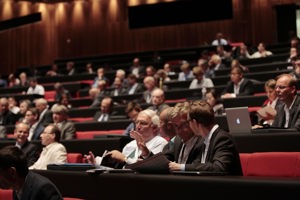 Symposium-Teilnehmer an Parlamentbetischung im Großen Saal des Festspielhauses Bregenz