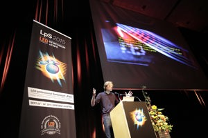 ein Vortragender, gestikulierend bei der LpS 2015 auf der Vorbühne im Festspielhaus Bregenz