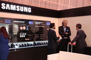 Kongressteilnehmer:innen informieren sich an einem Stand, Fachausstellung Werkstattbühne im Festspielhaus Bregenz