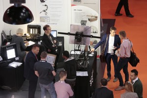 Kongressteilnehmer:innen in einer Fachausstellung der LpS auf der Werkstattbühne im Festspielhaus Bregenz