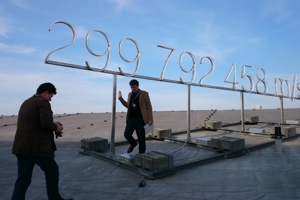 Fotoshooting auf dem Dach des Festspielhauses Bregenz vor den überdimensionalen Ziffern der Lichtgeschwindigkeit