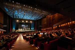 Tagungsteilnehmer:innen im vollbesetzen Großen Saal mit Parlamentbetischung im Festspielhaus Bregenz