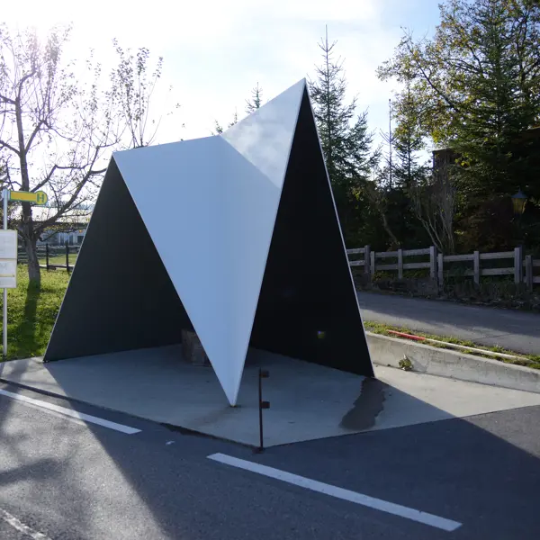 Architektonisch extravagante Bushalte-Stelle im Bregenzer Wald von De Vylder Vinck Taillieu © Gerhard Klocker