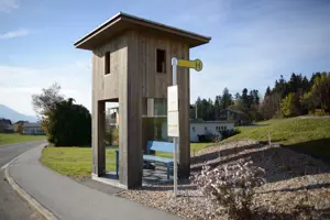Architektonisch extravagante Bushalte-Stelle im Bregenzer Wald von Alexander Brodsky © Gerhard Klocker
