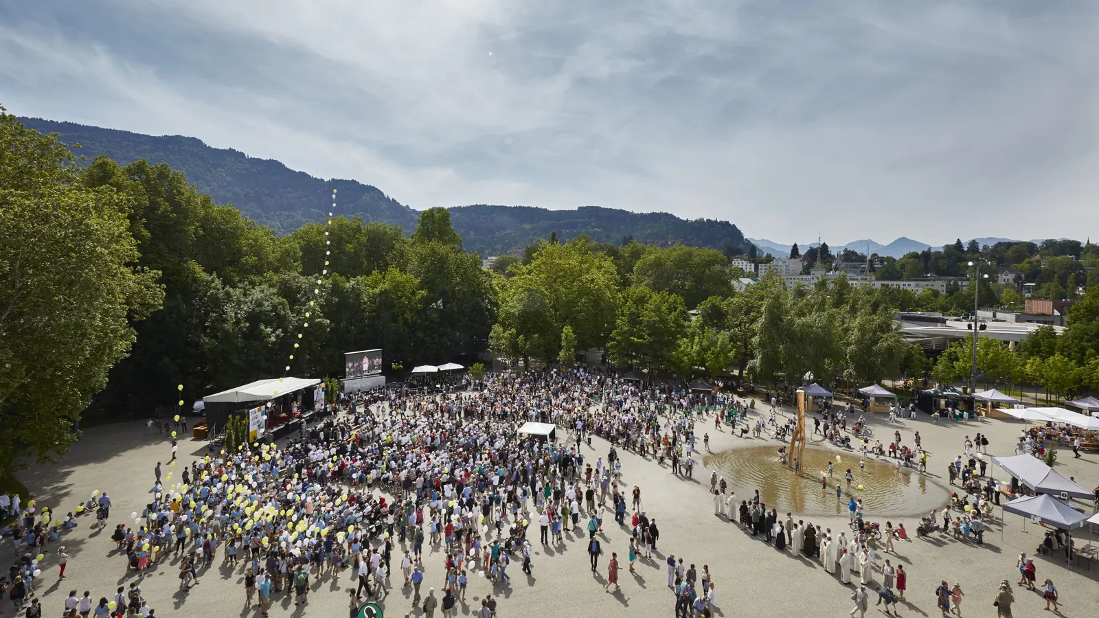 Menschenmenge auf dem Platz der Wiener Symphoniker vor dem Festspielhaus Bregenz © Anja Koehler